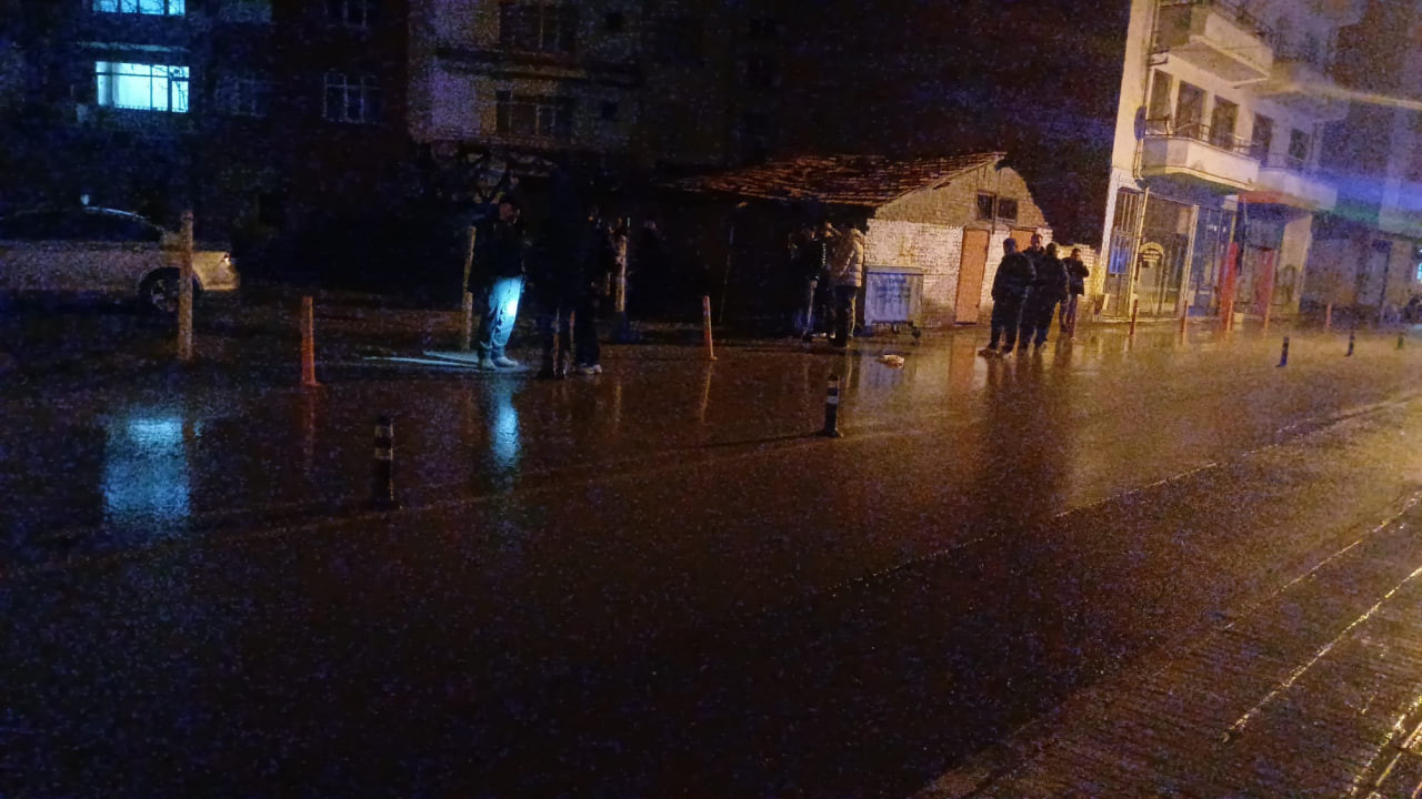 Sokak ortasında silahlı saldırı: 2 yaralı