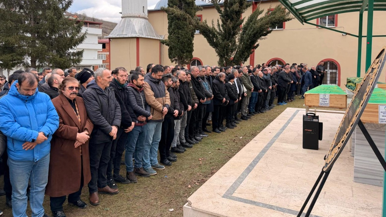 Cenazesine gittikleri amcalarıyla yan yana defnedildiler