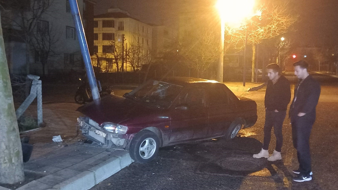 Direğe çarpan sürücü ortadan kayboldu