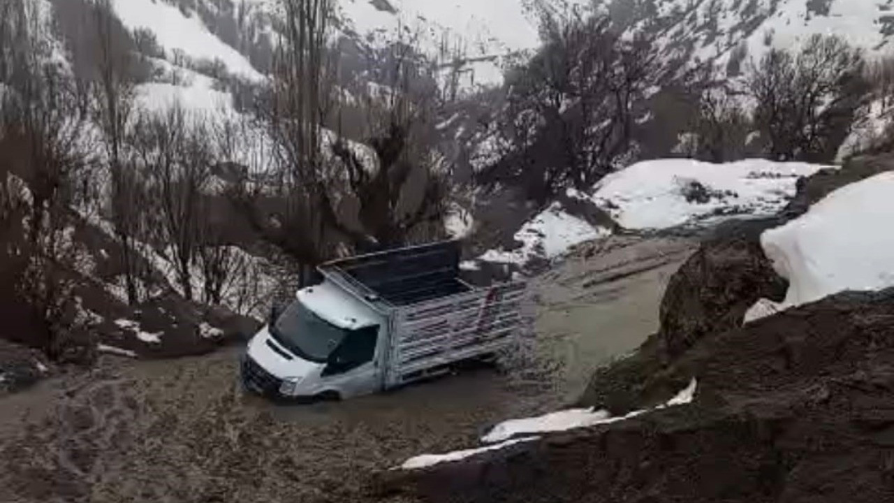 Heyelan 4 köyün yolunu kapattı