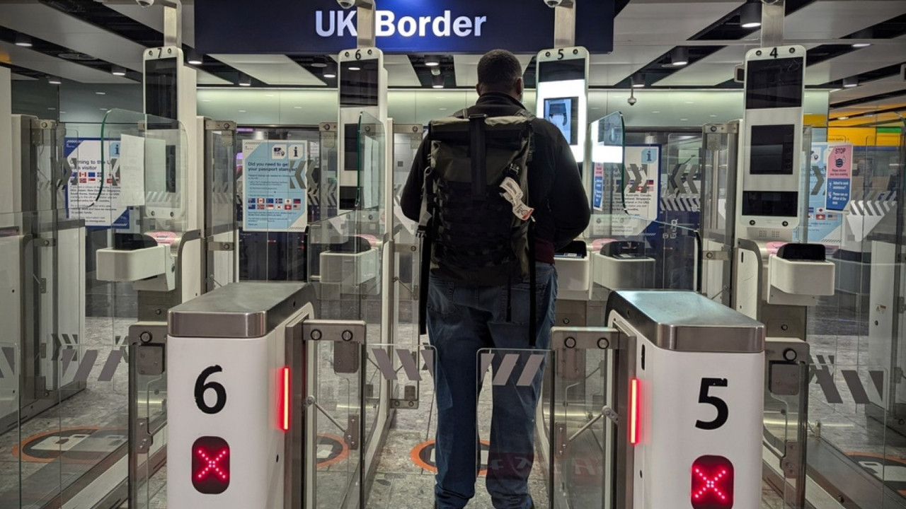 İngiltere'ye girişte yeni dönem: Çifte vatandaşlar bu belge olmadan kapıda kalacak