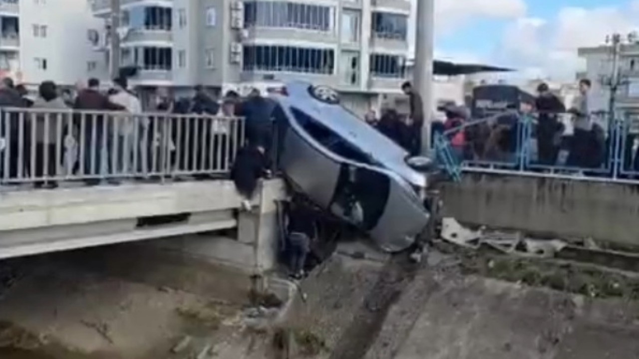 Kaza yapan otomobil köprüde asılı kaldı