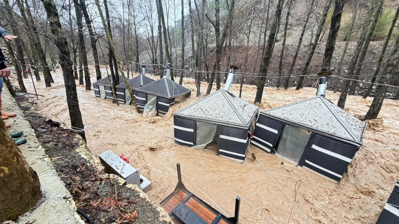 Sağanak Mersin'i vurdu: Dereler taştı, kata düştü