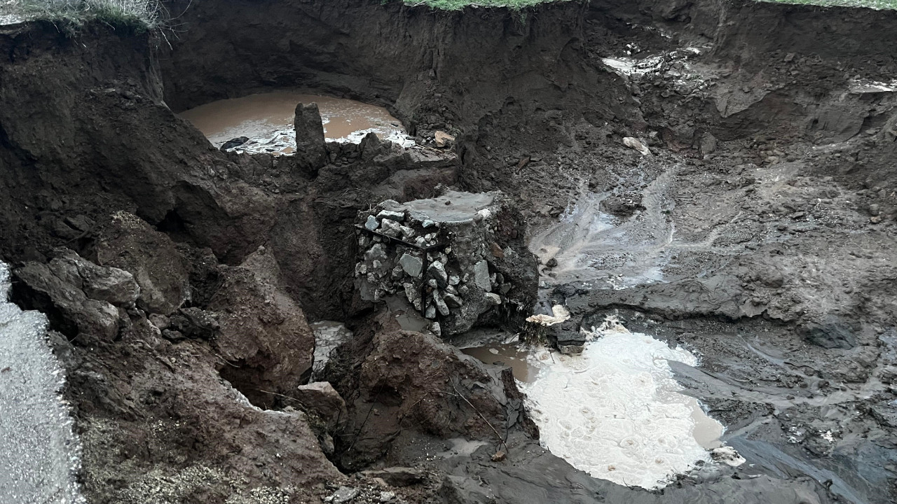 Sağanak sonrası yolda 4 metrelik çukur oluştu