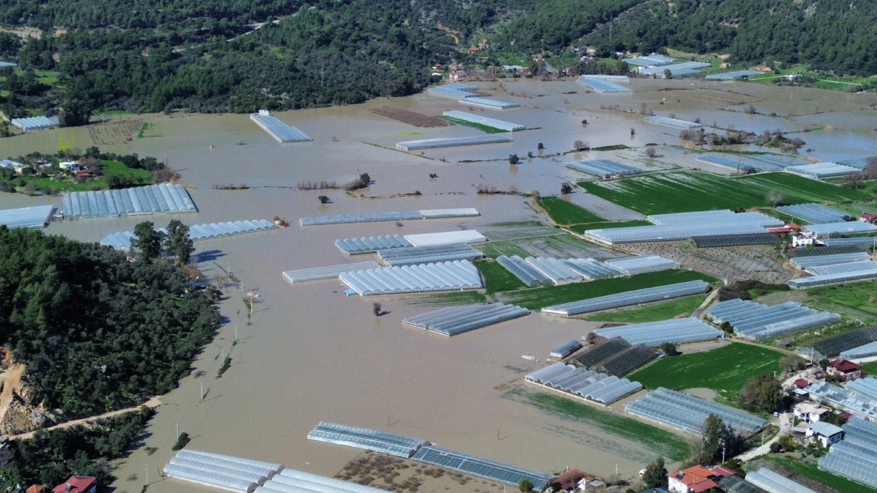 Seraları sağanak vurdu, zarar çok büyük
