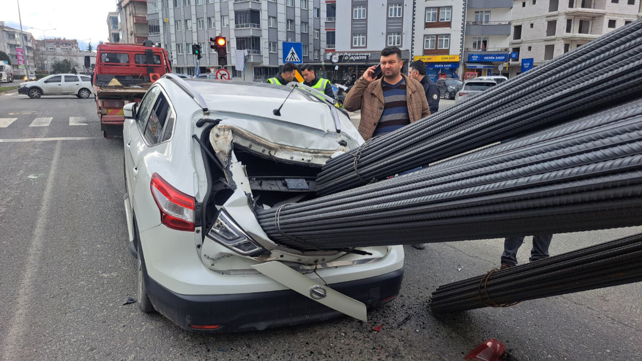 Ucuz atlatıldı: Kamyondaki demirler araca ok gibi saplandı