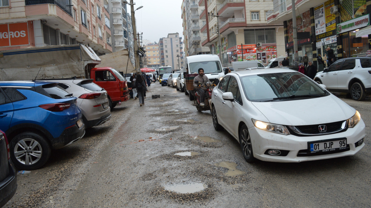 Yollardaki çukurlar isyan ettirdi: Sürücülerden suç duyurusu