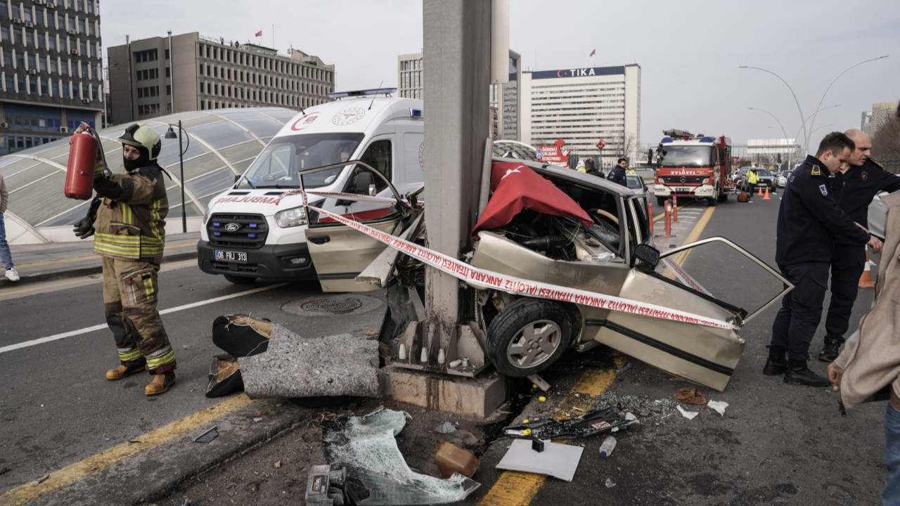 Kağıt gibi ezilen araçtan sağ çıktı