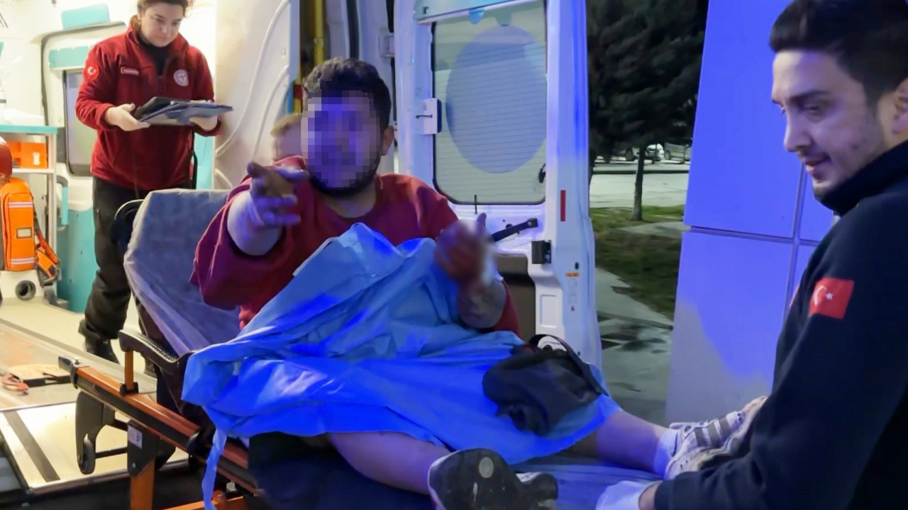 Sedyeden fırlayıp gazetecilere saldırdılar