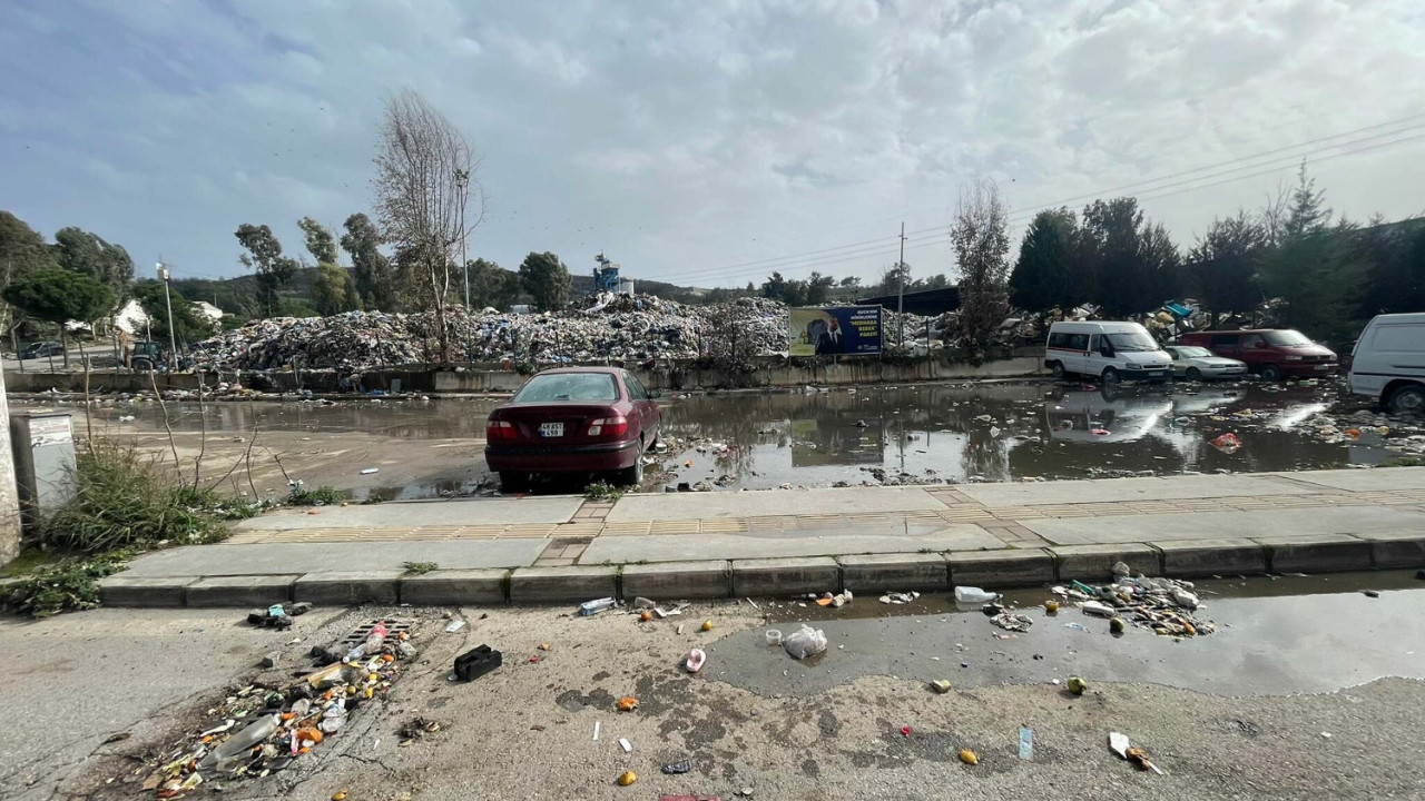 Sel bastı, çöpler yola sürüklendi