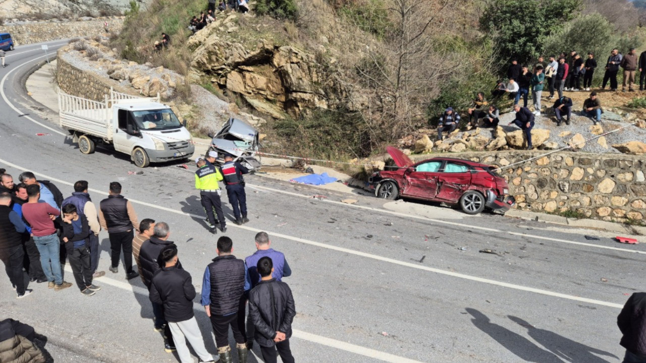 Virajı alamayan kamyon 2 otomobili biçti: 1 ölü, 3 yaralı