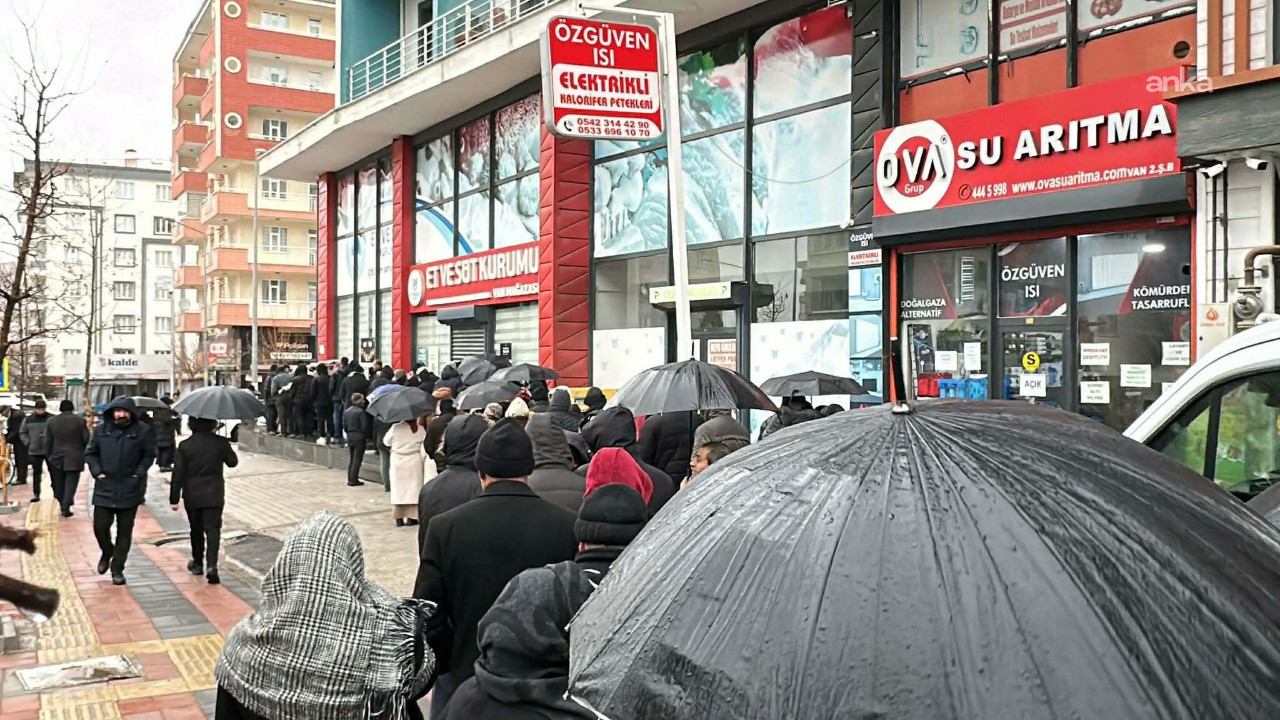 Yağmur altında saatlerce beklediler: Rezilliği görün