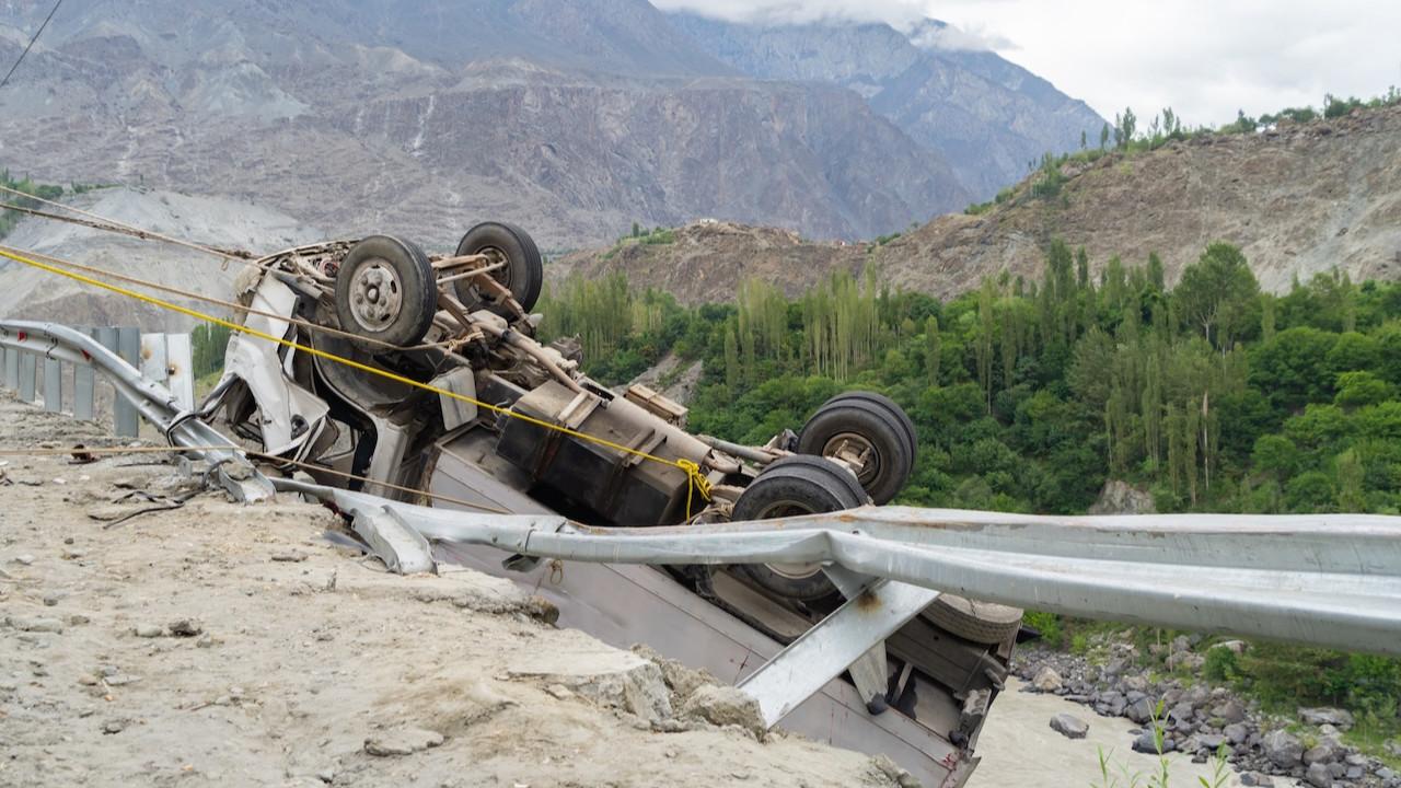Yolcu otobüsü tırla çarpıştı: 11 ölü, 10 yaralı