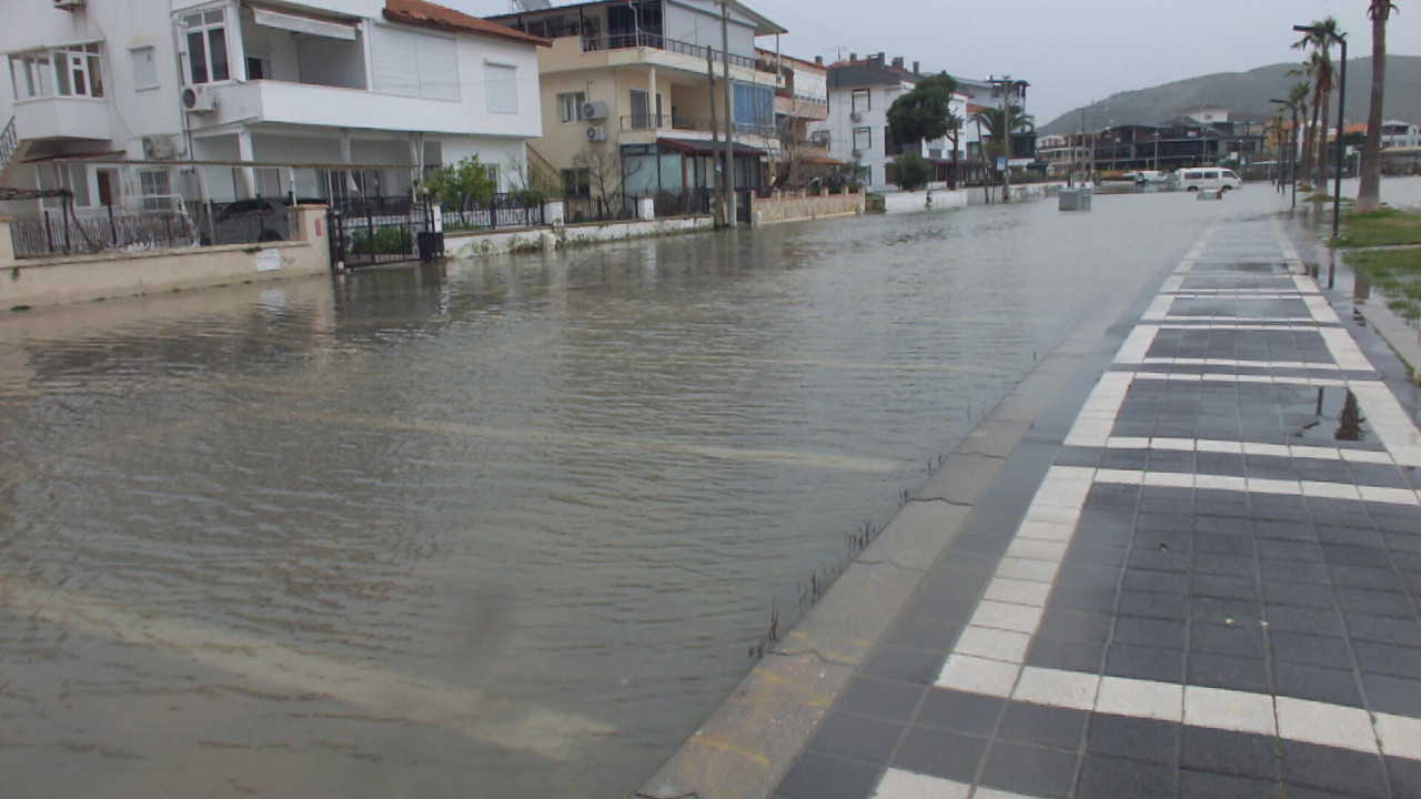 Balıkesir'i lodos vurdu, sahil sular altında kaldı