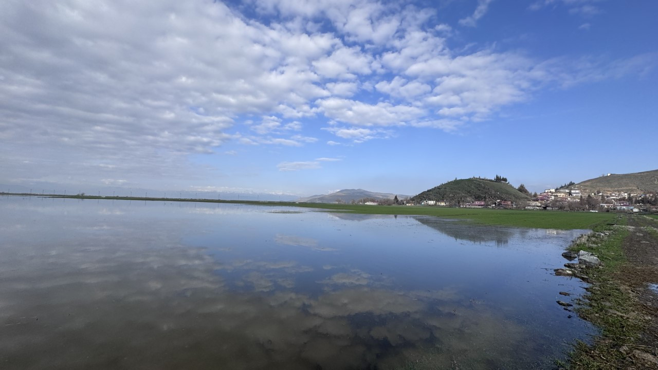Binlerce dönüm arazi sular altında kaldı
