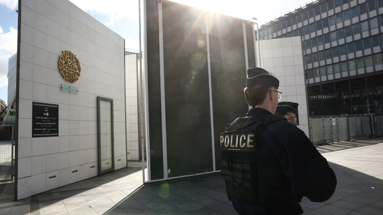 Eski bakanın ofisine Epstein baskını