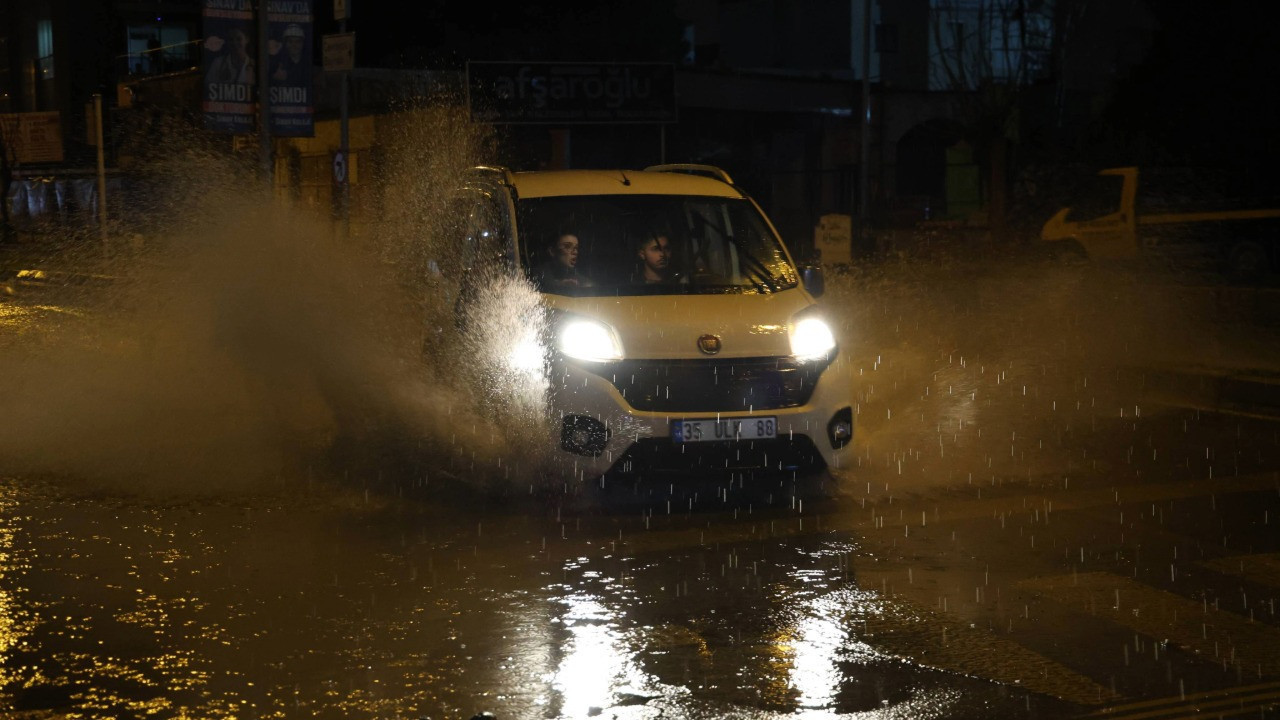 İzmir'de sokaklar göle döndü