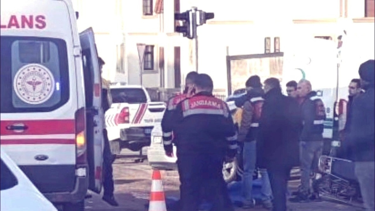 Otomobilin çarptığı motosikletli öldü