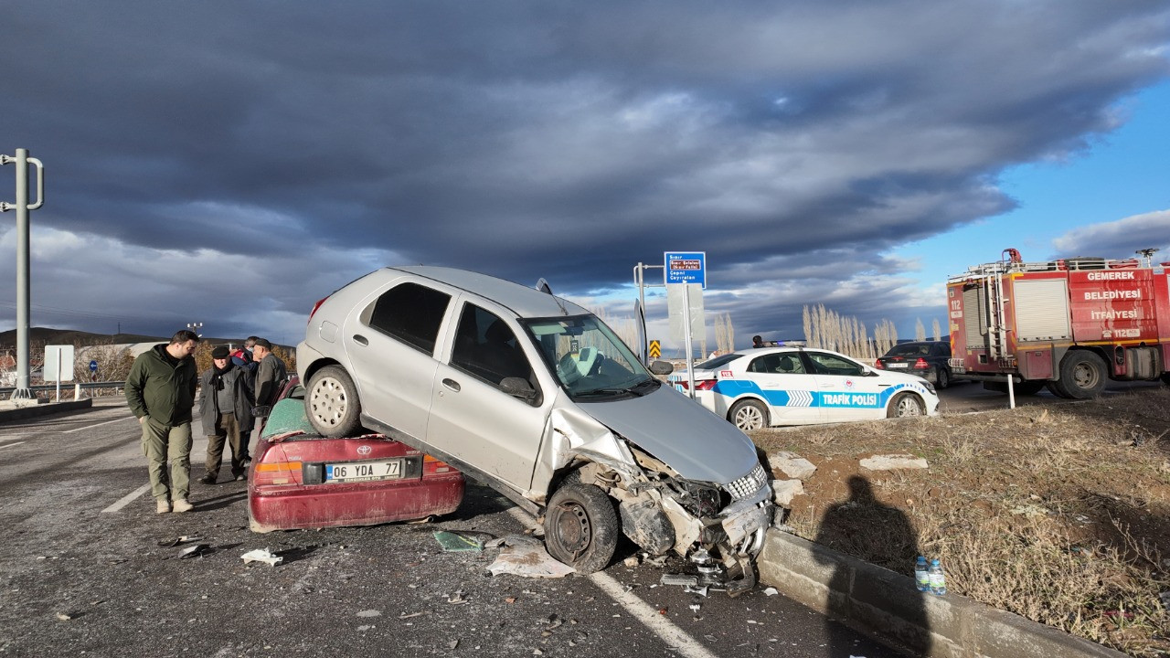 Çarptığı aracın üstüne çıktı