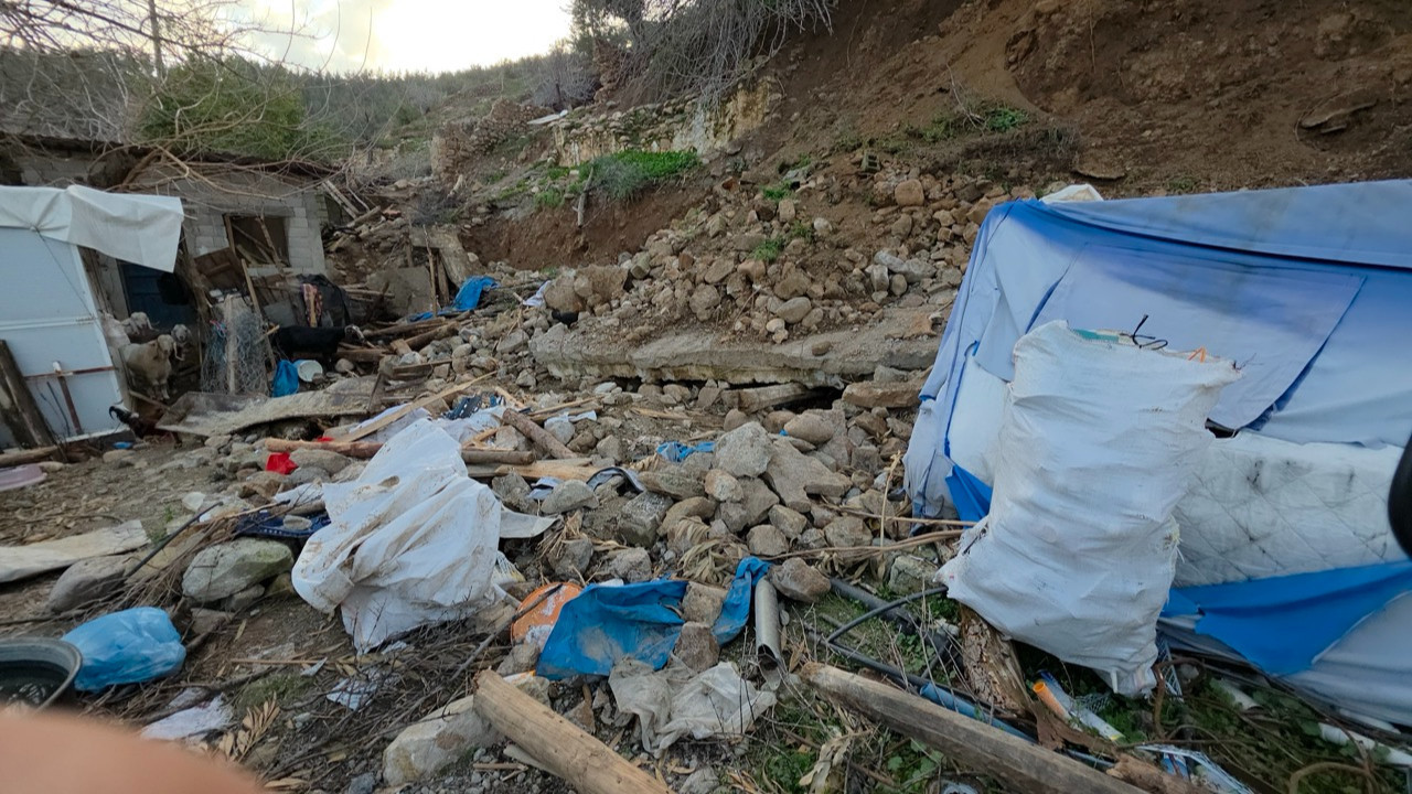 Depremden kurtulan duvar, yağışa dayanamadı: Ahır çöktü, 8 hayvan öldü