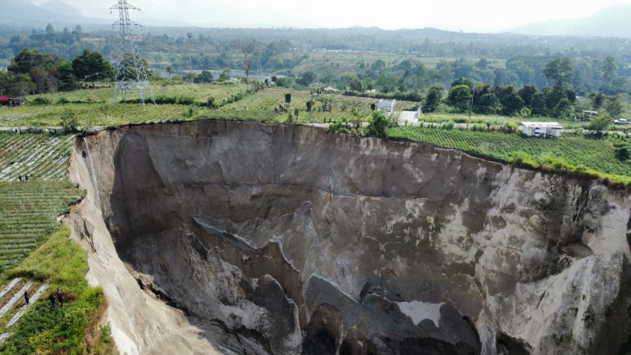 Devasa obruk tarım arazisini yuttu