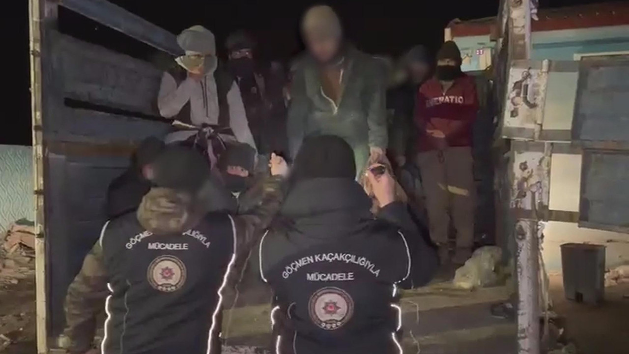 ‘Dur’ ihtarına uymadı, kamyoneti bırakıp kaçtı: İçinden 19 göçmen çıktı