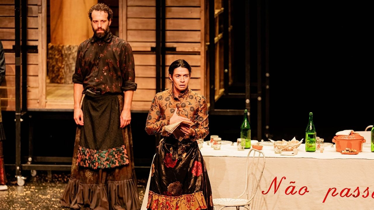 'Faşizm' temalı oyunda kriz: Rolü gerçek sanıp sahneyi bastılar