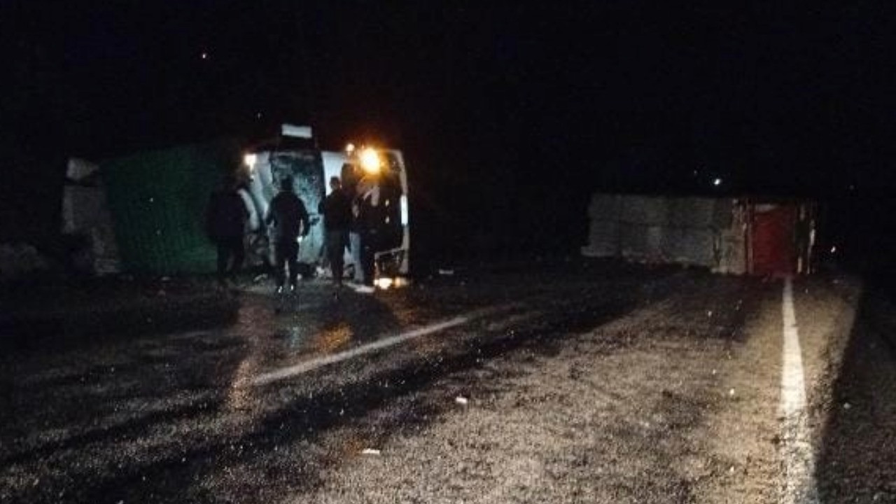 İtfaiye aracı, yardım için gittiği TIR'a çarptı: 1’i ağır 2 yaralı