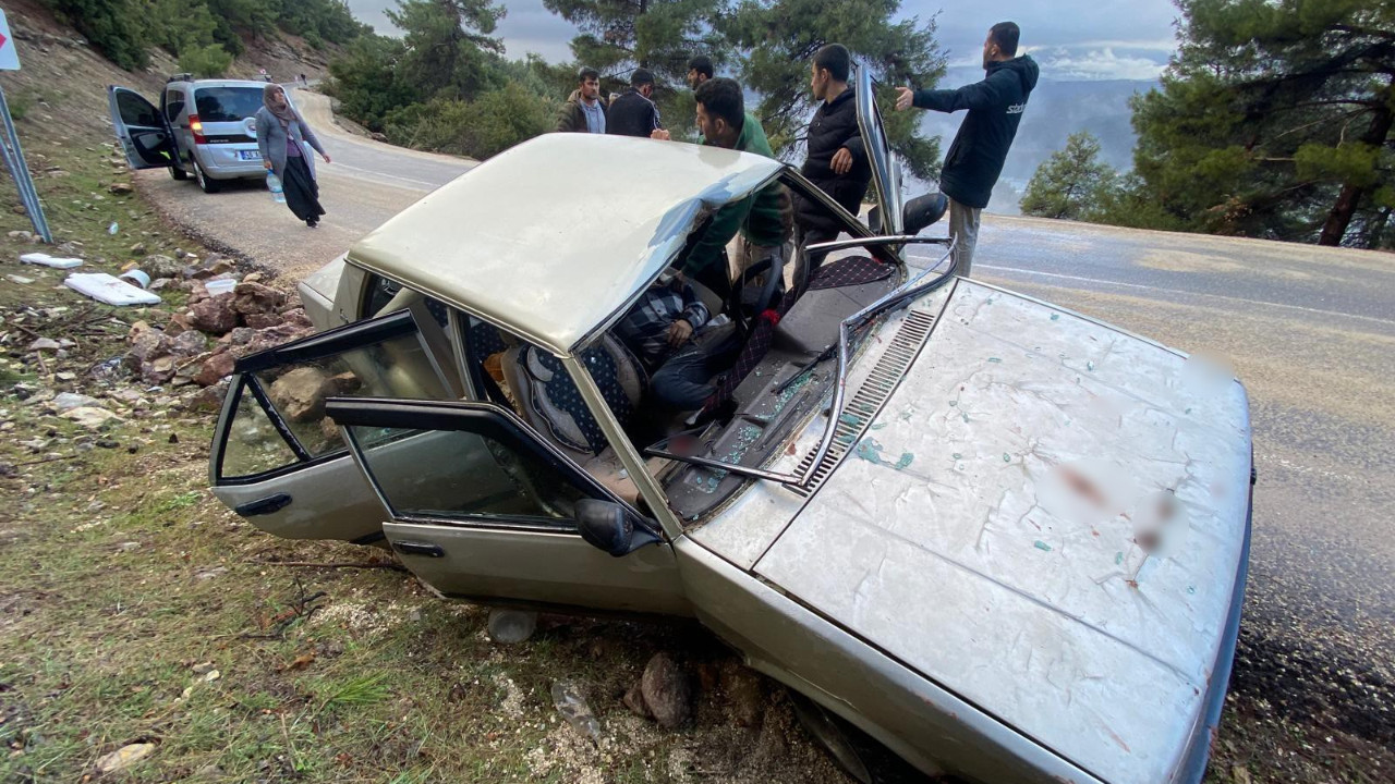 Kepçe hamlesiyle kopan kaya aracın üzerine düştü