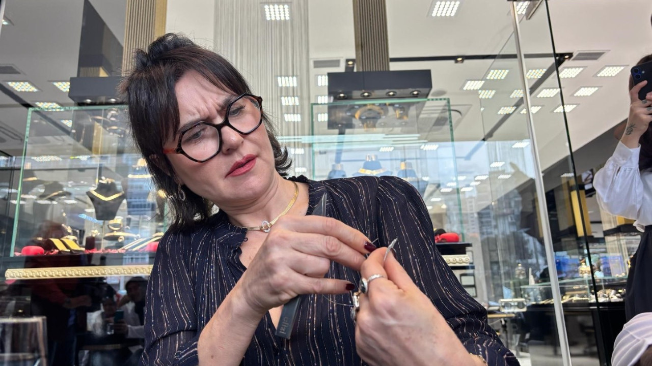 Şevval Sam Trabzon hasırına ilmek attı