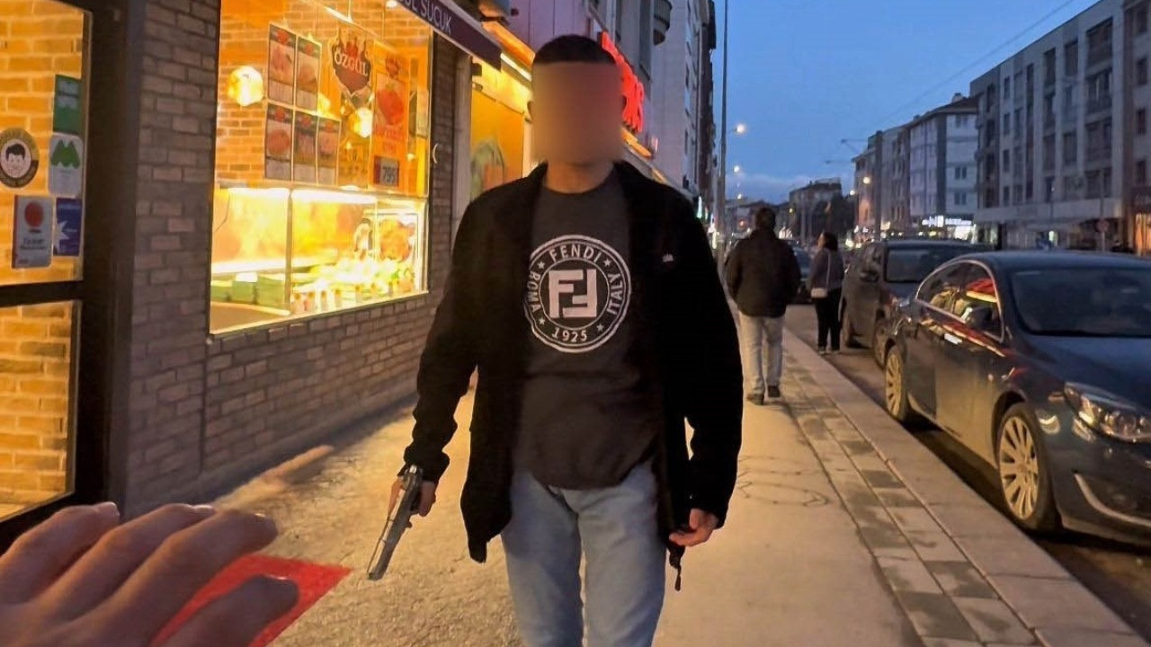 Sokak fotoğrafçısına oyuncak silah çekmişti: Ceza kesildi