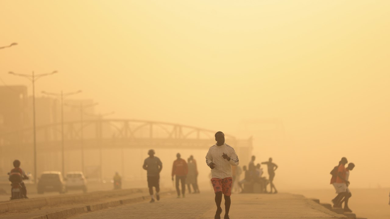 Toz bulutları yüzünden göz gözü görmüyor