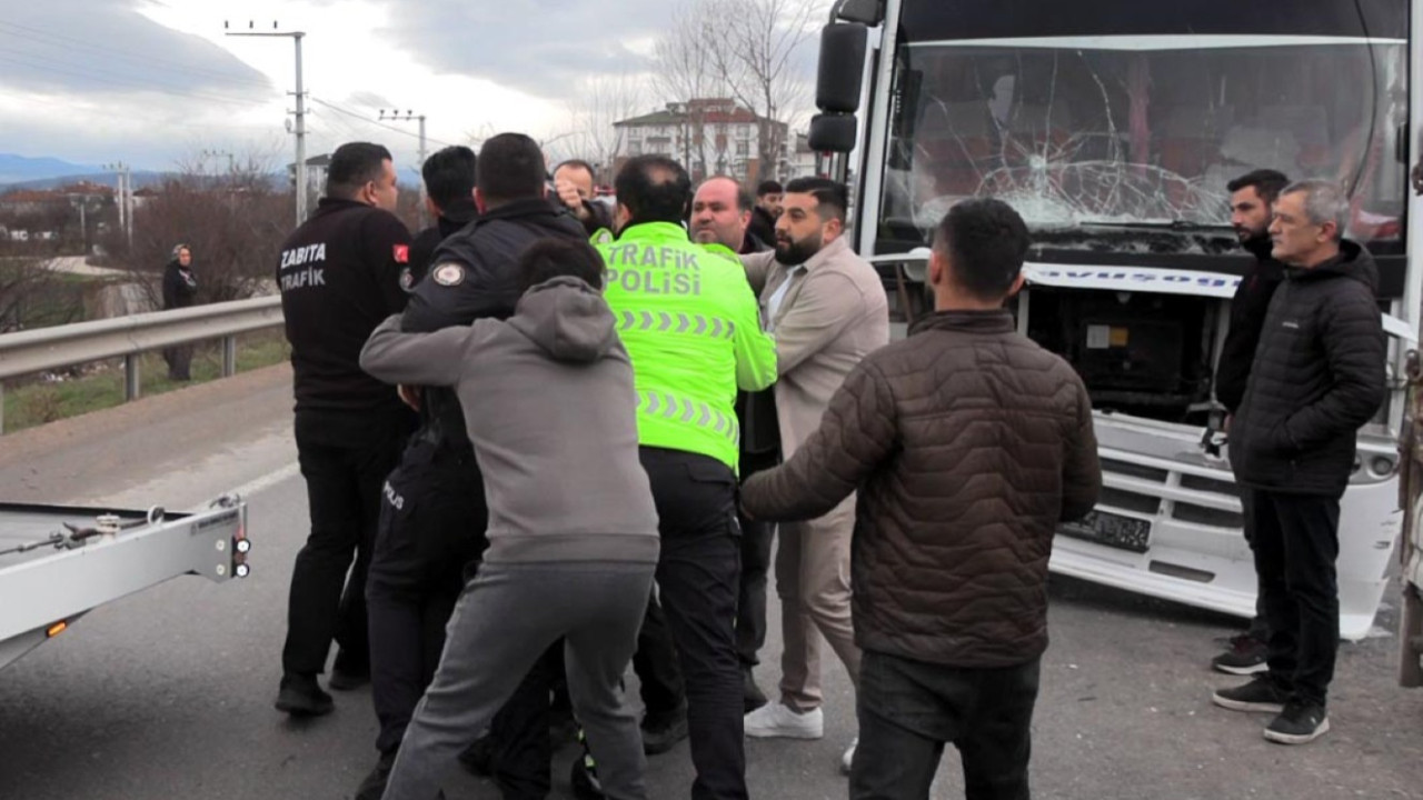 3 araç çarpıştı, ortalık karıştı: 7 yaralı, 2 gözaltı