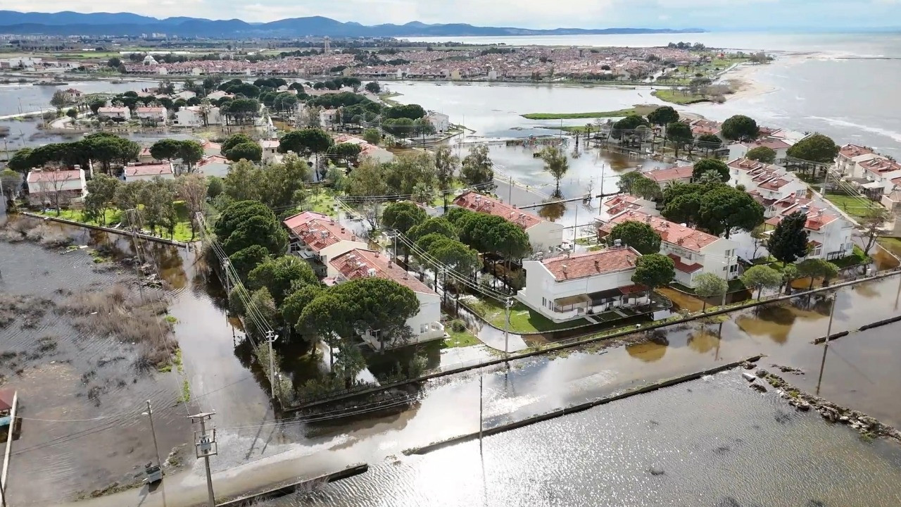 Burhaniye'de deniz taştı, tatil siteleri sulara gömüldü