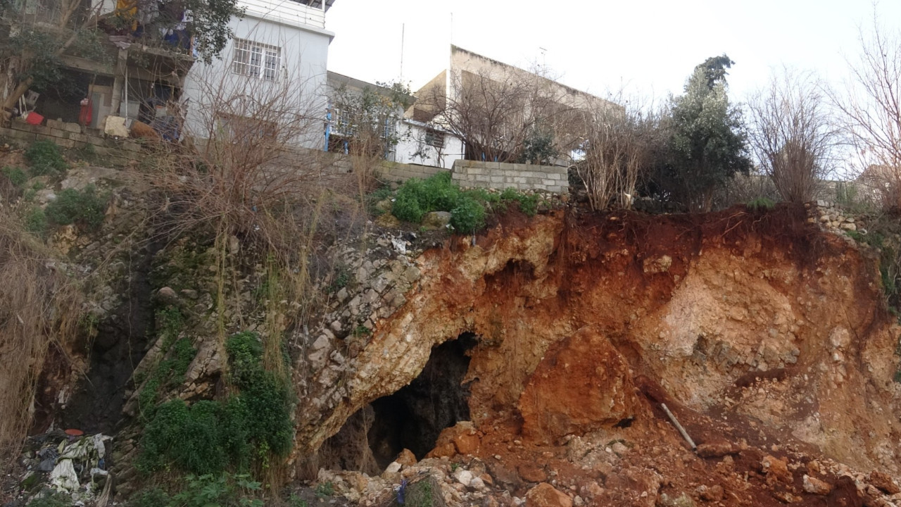 Heyelan sonrası evlerin altındaki mağara ortaya çıktı