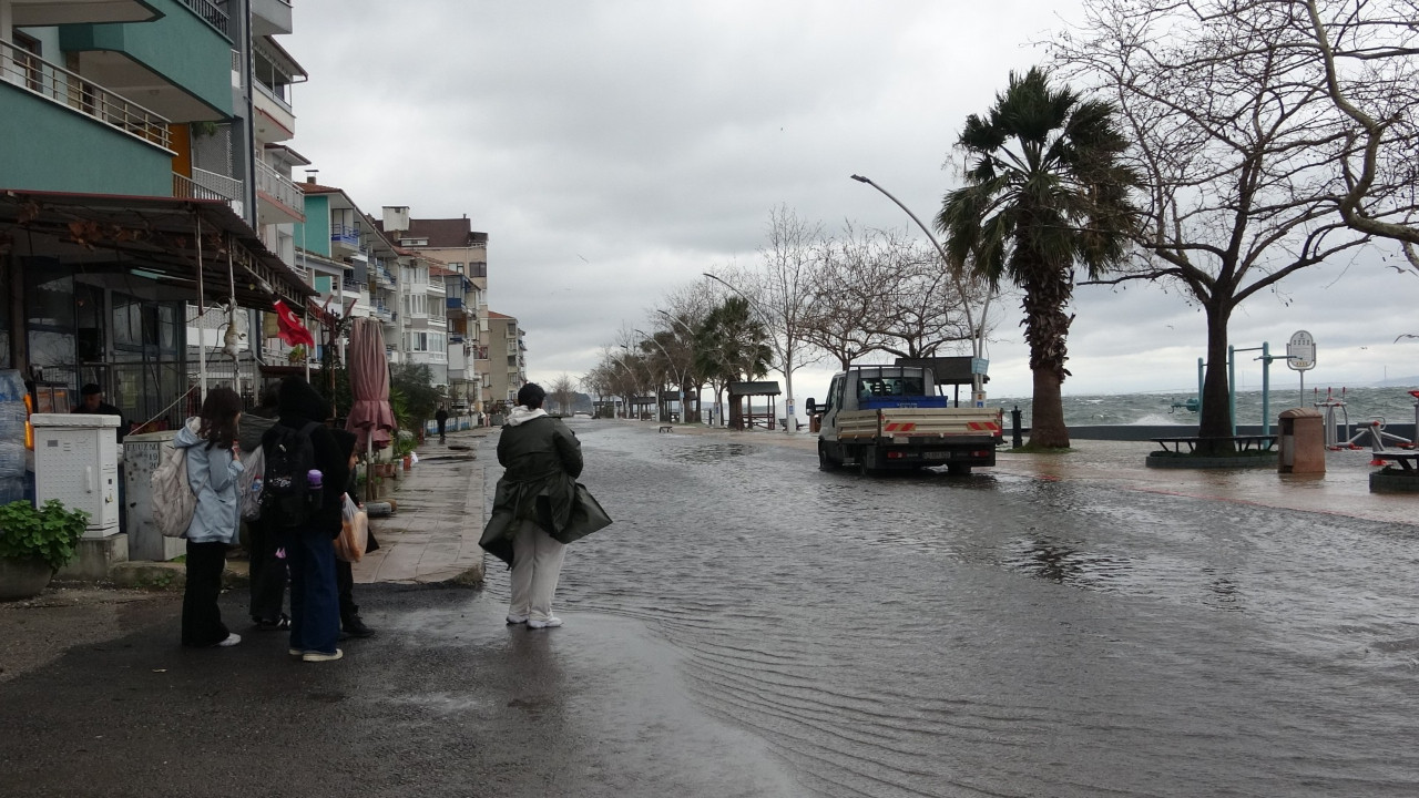 Kocaeli’de lodos alarmı: Deniz taştı, sahil caddesi göle döndü