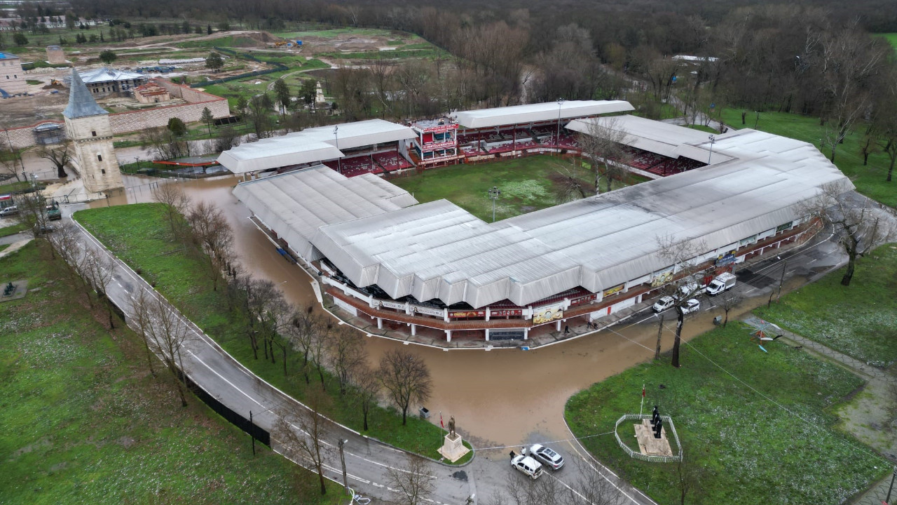 Tunca Nehri taştı, er meydanı su altında kaldı