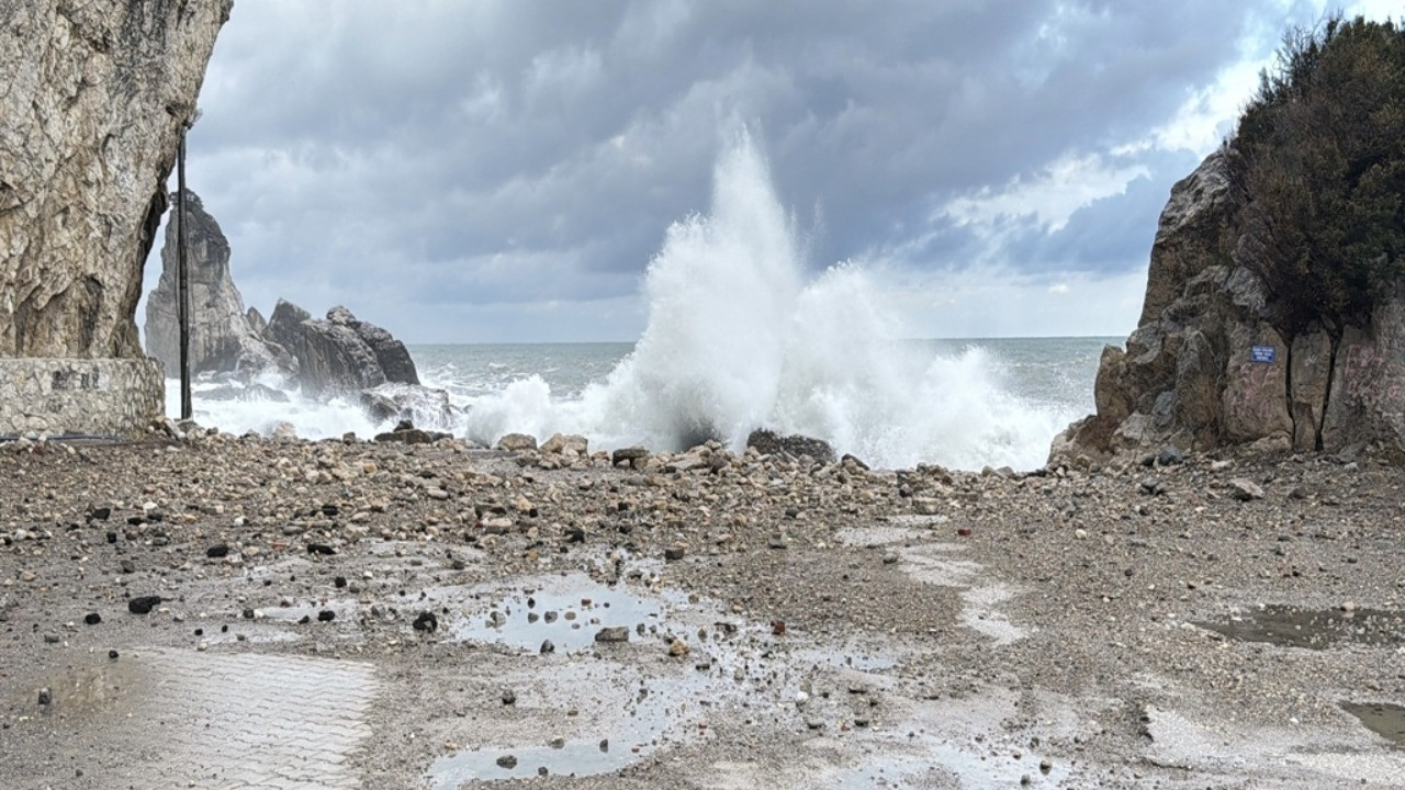 Dalgalar kaldırım taşlarını söktü