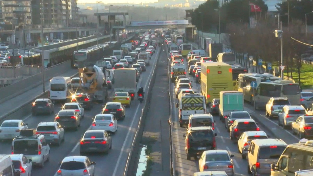 İstanbul'da ilk iftar öncesi trafik yoğunluğu yüzde 85'e ulaştı