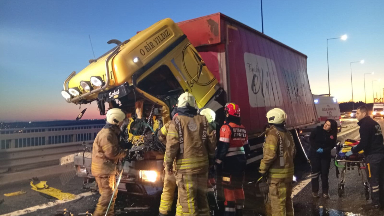 Kamyon TIR’a arkadan çarptı: Sürücü sıkıştı