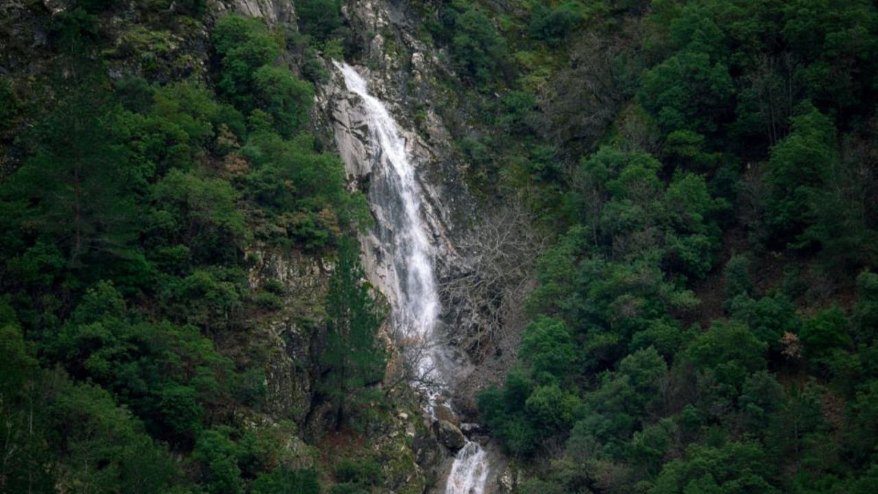 Taşkınlara neden olan yağmurlar şelale yarattı