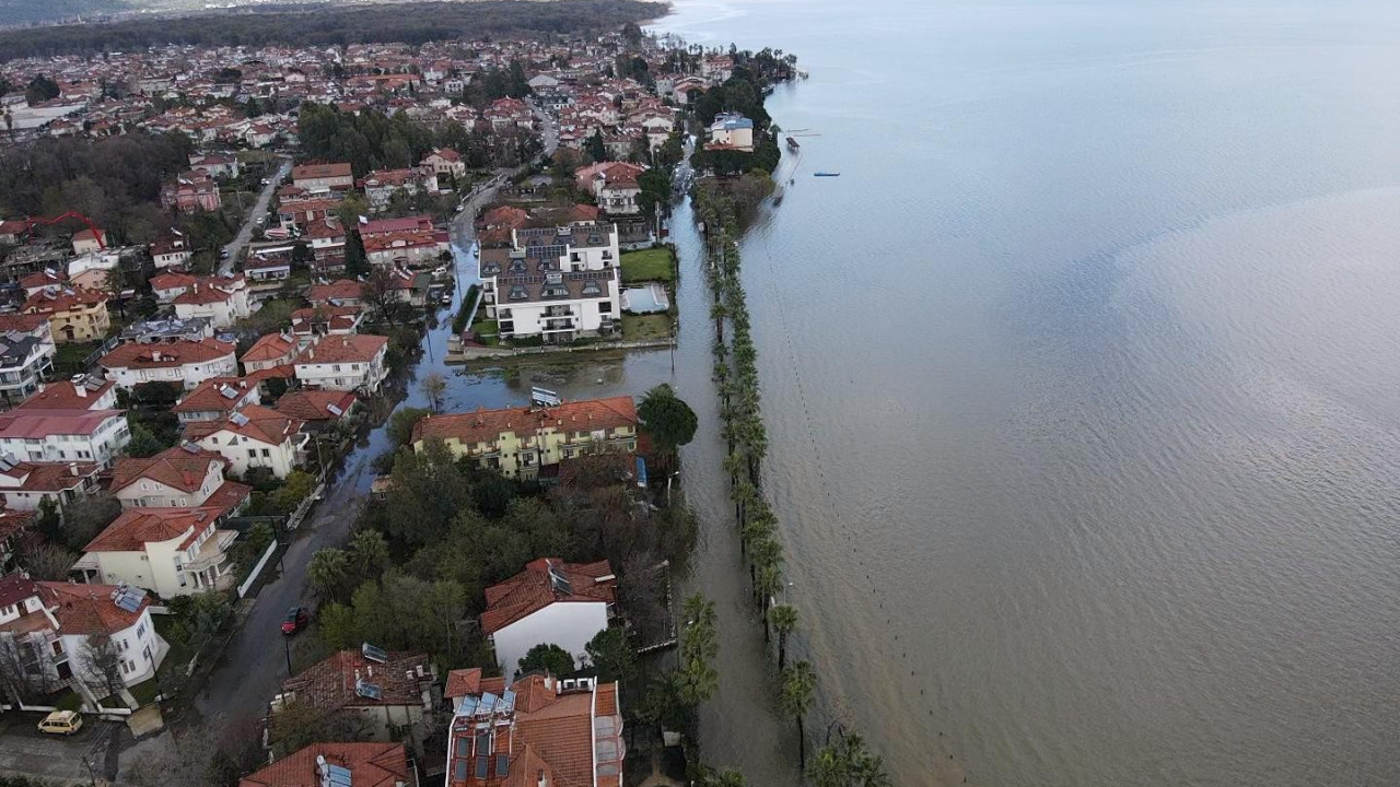 Tsunami gibi: Bir ilçe su altında kaldı
