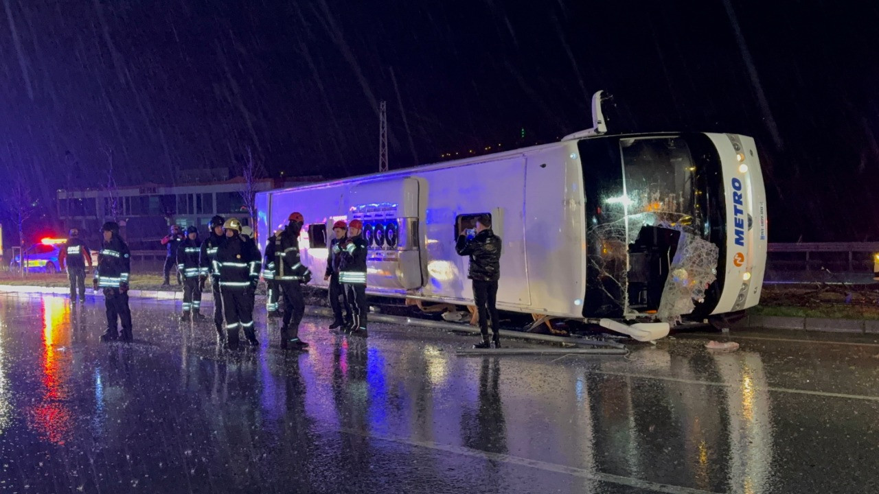 Yolcu otobüsü yan yattı: 6 yaralı