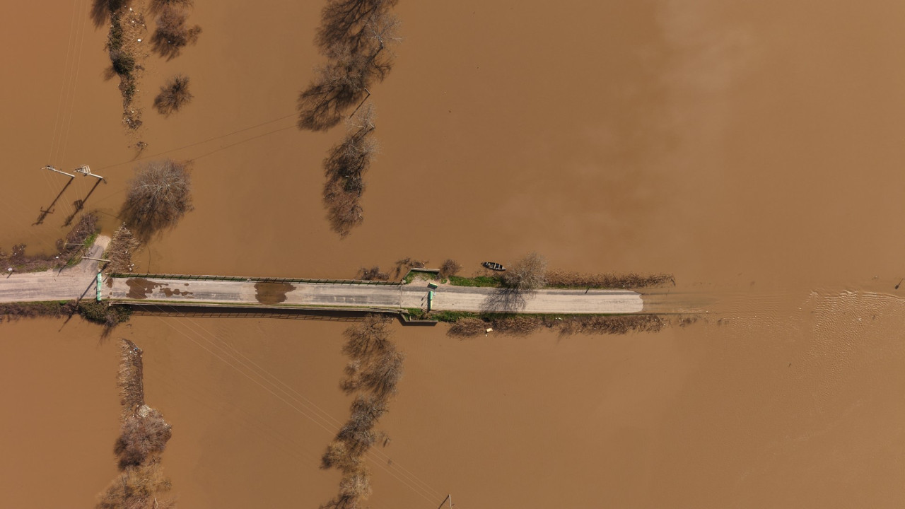 Köprü suya gömüldü