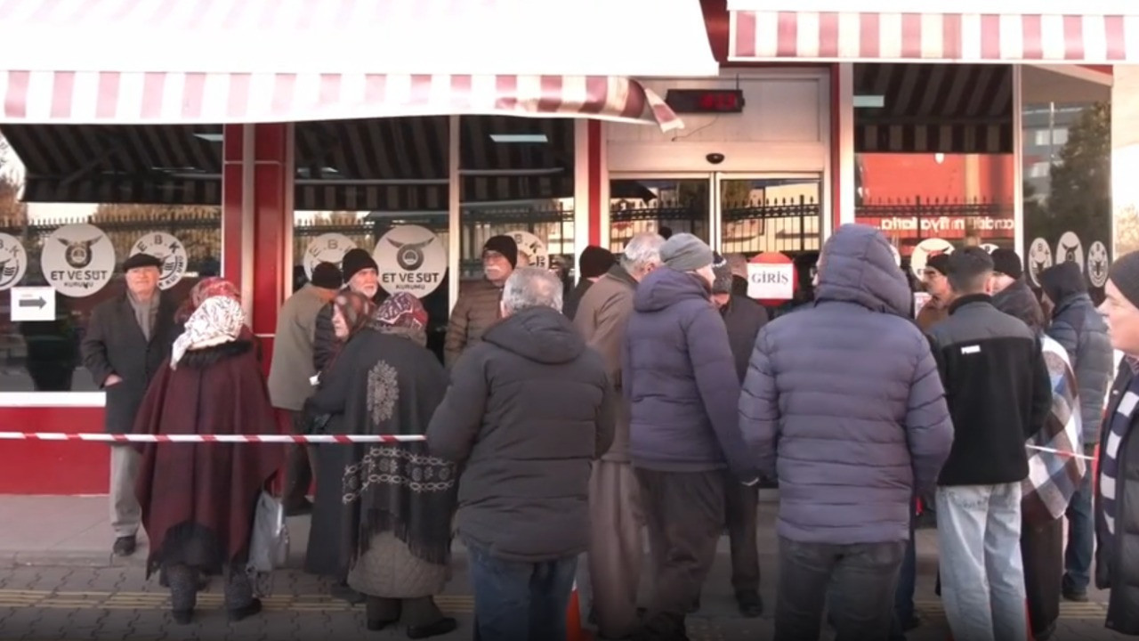 Sahuru yapan iftar için kuyruğa giriyor: Biz insan değil miyiz?