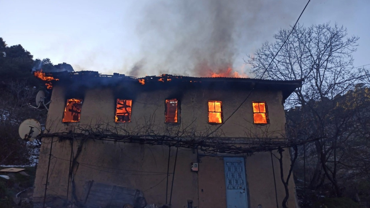 Yaşlı kadın evinde çıkan yangında hayatını kaybetti