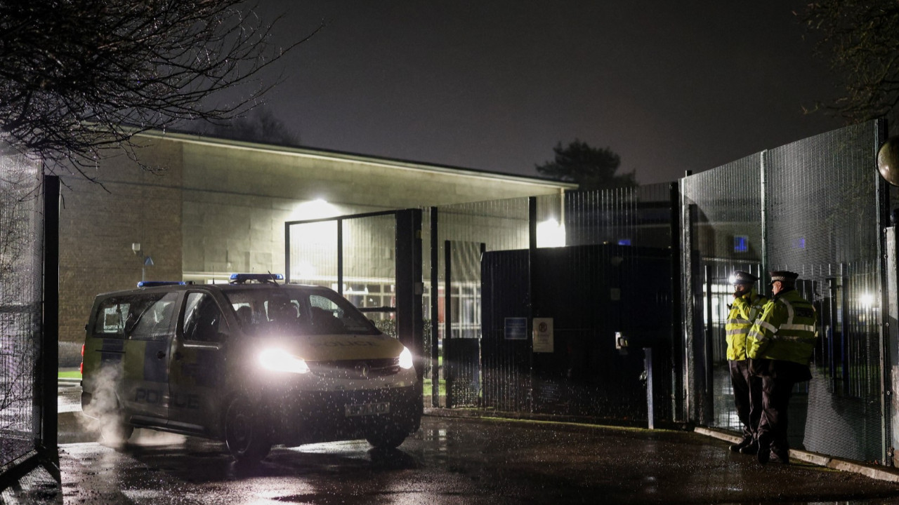 İngiltere'de cami önünde bıçaklı saldırı: 1 ölü, 2 yaralı