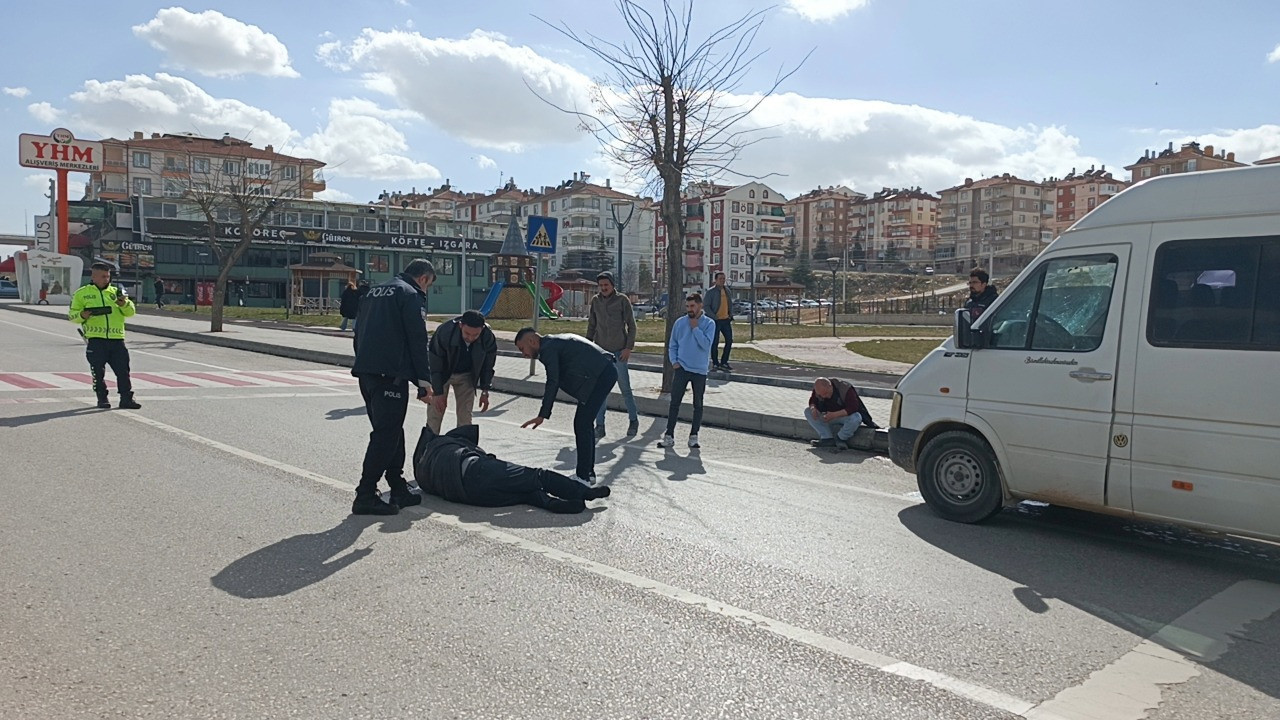 Minibüsün çarptığı yaya 32 metre ileriye fırladı