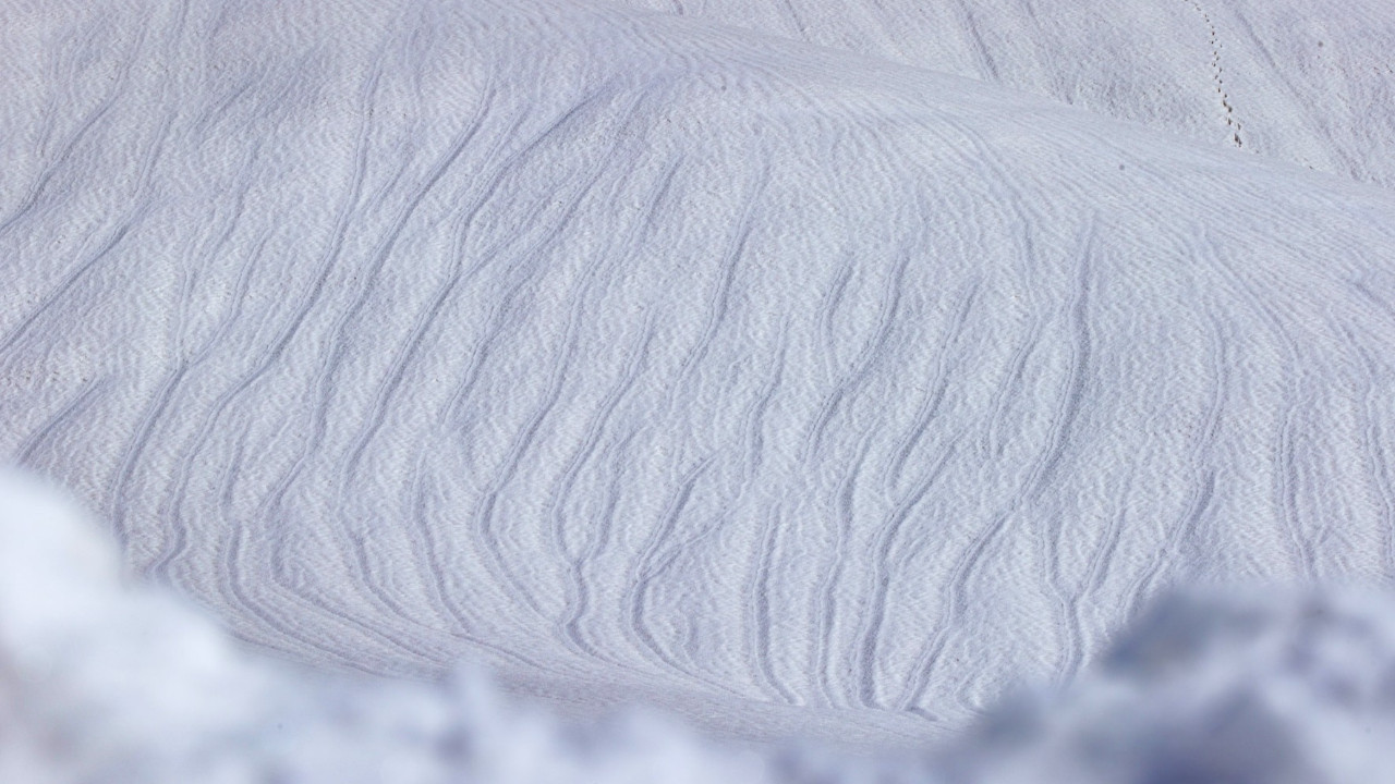 Şaşırtan manzara: Kar dalgalandı