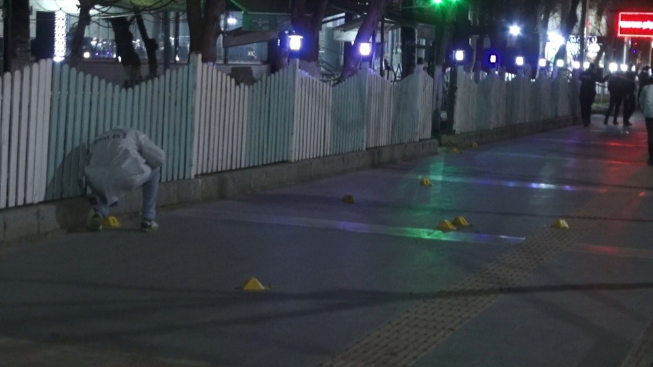 Ailesiyle kavga etti keleşle mahalleyi taradı: 2 yaralı